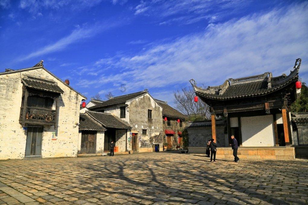 4名外省大学生被困贺州姑婆山，当天山中雾气浓重，能见度极低！